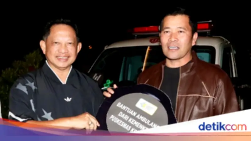 Tito Karnavian Serahkan 5 Ambulans untuk Puskesmas Terdampak Bencana di Aceh Tengah