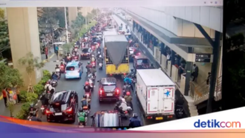 Truk Gangguan di Gatot Subroto Arah Kuningan, Lalin Macet Panjang