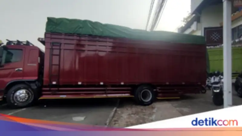 Truk Kejeblos Got Melintang di Jalan Pondok Cabe, Lalu Lintas Macet Parah