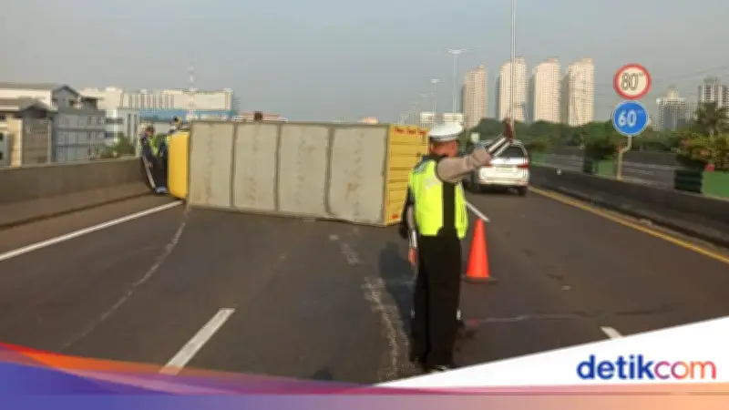 Truk Terguling di Tol Wiyotowiyono Arah Cawang, Lalu Lintas Macet Parah