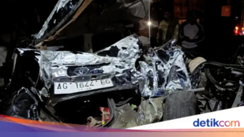 Truk Trailer Rem Blong Tabrak 5 Kendaraan di Probolinggo, 4 Korban Tewas Sekeluarga
