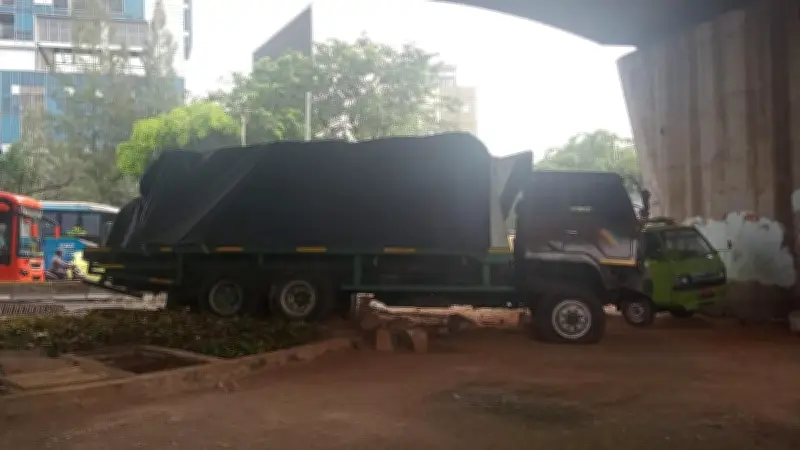 Truk Tronton Rem Blong di Slipi, Sopir Banting Setir Tabrak Pembatas