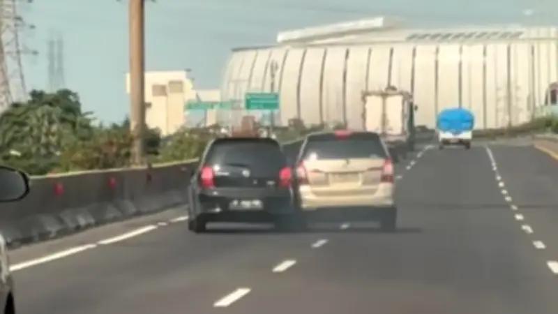 Viral Aksi Kejar-kejaran Innova vs Livina di Tol Pelabuhan Priok, Jalan Ditutup