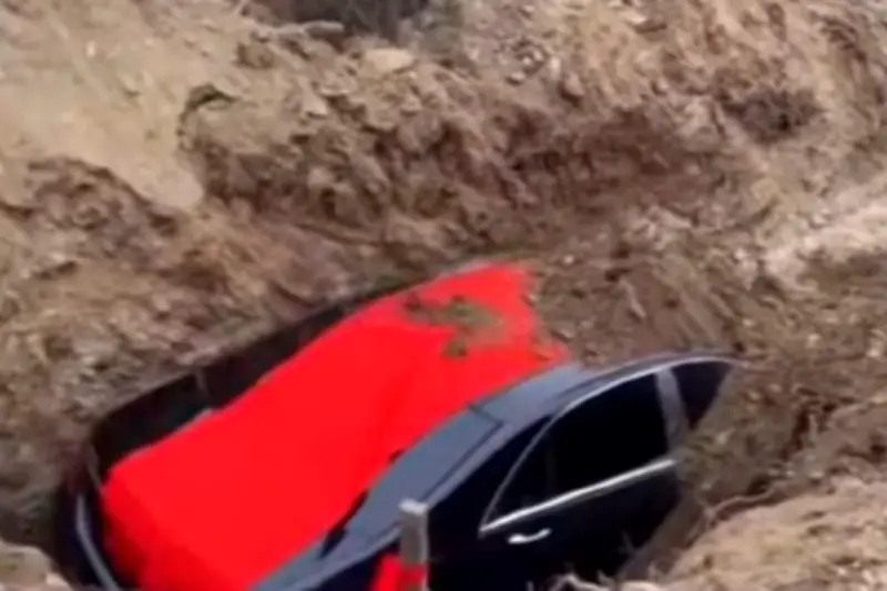 Viral di China: Mobil Mewah Mercedes-Benz Dikubur sebagai Persembahan Pemakaman