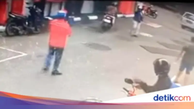 Viral Pemotor Acungkan Benda Mirip Pistol Usai Ditegur Tak Antre di SPBU Bandung