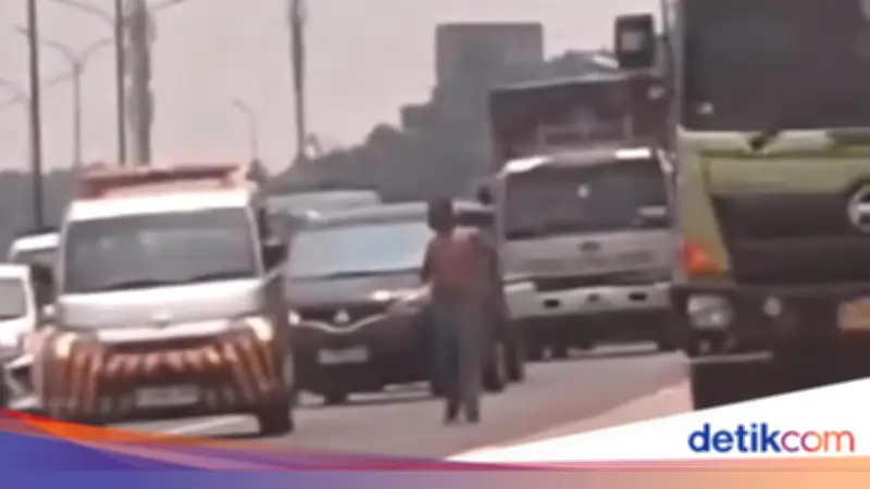 Viral Pria ODGJ Berjalan di Tol Jagorawi, Lalu Lintas Sempat Macet Total