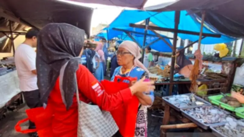 Wakil DPRD Jember Ajak Kurangi Plastik, Bagikan 1.000 Tas Ramah Lingkungan