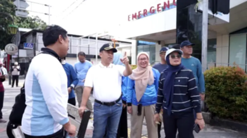 Wali Kota Depok Supian Suri Pimpin Opsih Kebersihan di Jalan Margonda