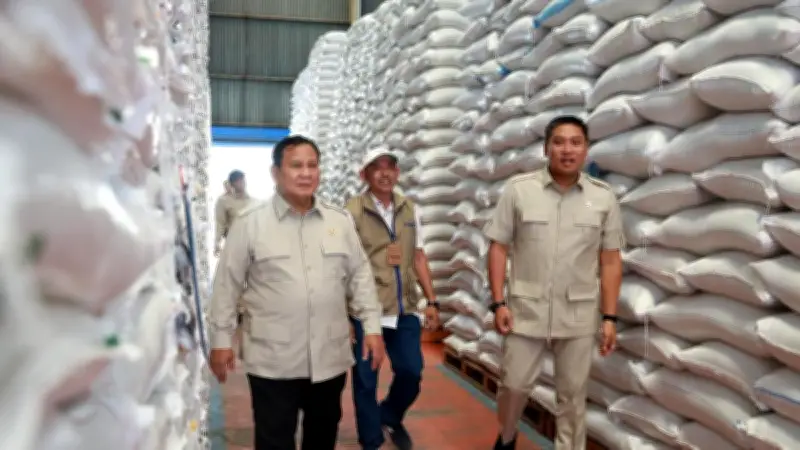 Wamentan Sudaryono Dampingi Prabowo Sidak ke Gudang Bulog, Pastikan Stok Beras Aman