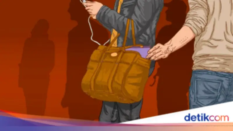 Wanita Copet Diarak Keliling Stasiun Tanah Abang dengan Tulisan 'Saya Copet'