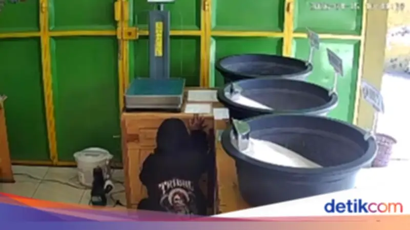 Wanita di Tasikmalaya Nekat Buka Celana Saat Gagal Mencuri di Toko Beras