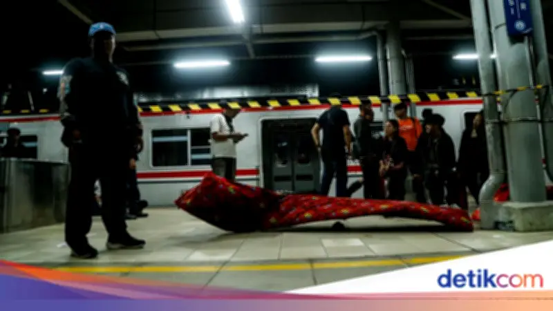 Wanita Terjepit di KRL Berhasil Dievakuasi, Ditandu dan Pakai Oksigen