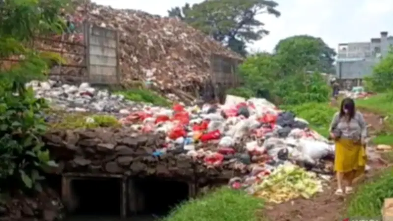 Warga Kramat Jati Khawatir Banjir Akibat Tembok TPS Roboh dan Sampah Meluber ke Kali