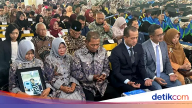 Wisuda ITS Haru Kenang Abdul Rohid, Patriot Muda yang Gugur Saat Ekspedisi