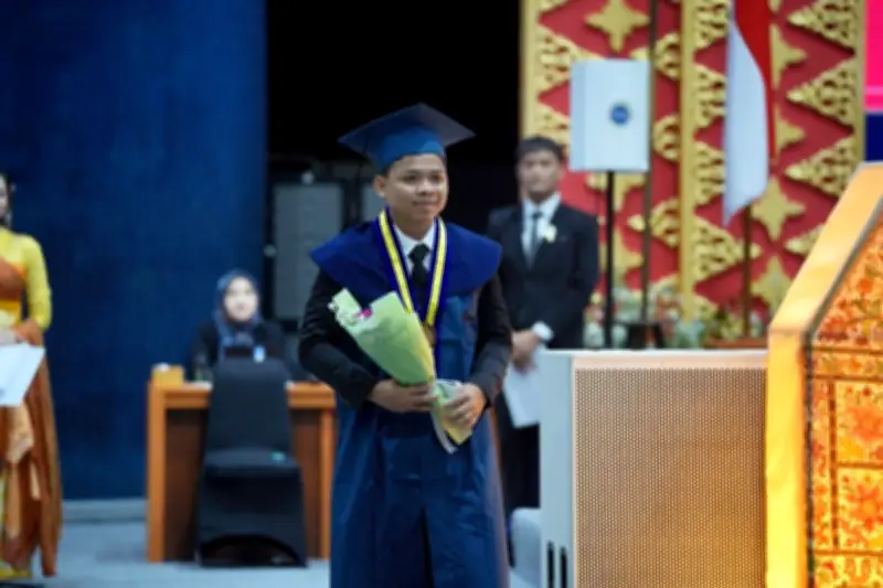 Zulfi, Anak Kuli Bangunan yang Jadi Lulusan Tercepat dan Cumlaude Teknik