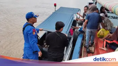 Ambulans Apung Polda Sumsel Evakuasi Nelayan Kritis di Banyuasin