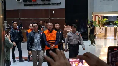 Bupati Tulungagung Pakai Rompi Oranye Usai Jadi Tersangka Pemerasan, Mohon Maaf