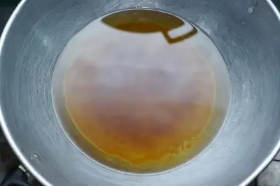 Cara Efektif Membersihkan Tumpahan Minyak Goreng di Lantai Dapur