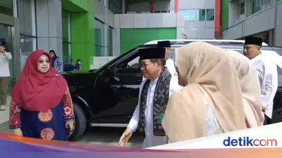 Gubernur Pramono Anung Kunjungi Siswa Korban Keracunan Makanan di RS Duren Sawit