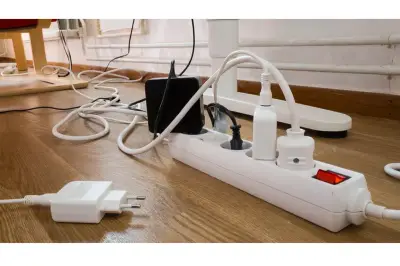 Kebiasaan Meninggalkan Charger di Stop Kontak: Bahaya dan Dampaknya