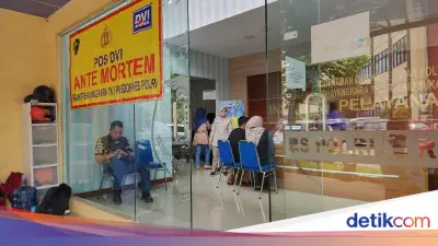 Keluarga Korban Kecelakaan Kereta di Bekasi Mulai Berdatangan ke RS Polri