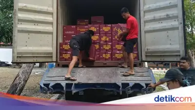 Kemensos Salurkan Bantuan Logistik untuk Korban Gempa Flores Timur
