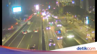 Kepadatan Kendaraan di Tol Jakarta Masih Terjadi Jelang Tengah Malam