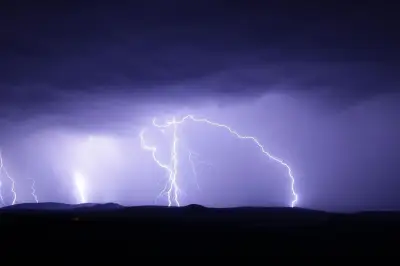 Kilat Nyambar Ponsel Saat Hujan Deras, Warganet Heboh di Media Sosial