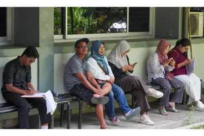 Kisah Rasinah, Petani yang Antar Cucu Ikut UTBK dengan Nginep di Mobil