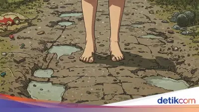 Lansia Sakit di Sukabumi Ditandu Pakai Sarung karena Jalan Rusak