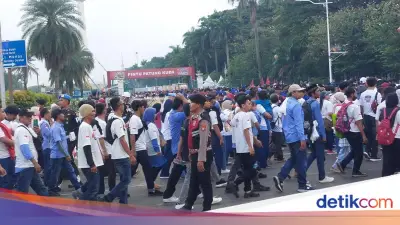 Massa Buruh Padati Monas Saat May Day, Lalin Macet Parah