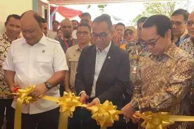 Mendikti dan Kepala BGN Resmikan SPPG Unhas Pertama di PTN