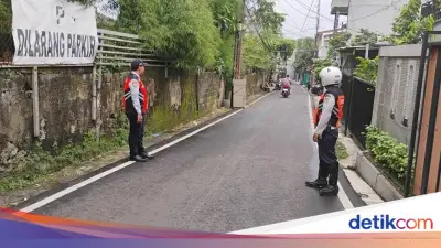 Mobil Parkir Liar di Jaktim Dipindahkan Usai Viral Laporan Dibalas Foto AI