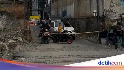 Palang Bambu di Perlintasan Bekasi Timur Dijaga Warga Bergantian