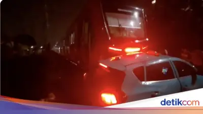 Penampakan Taksi Tertemper KRL Sebelum Tabrakan Maut 2 Kereta di Bekasi