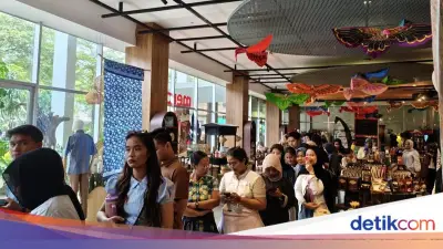 Pengunjung Tangerang Rela Antre Demi Tiket Tari Kecak di TMII