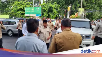 Prabowo Jenguk Korban Kecelakaan Kereta di RSUD Bekasi
