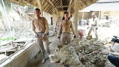 Praja IPDN Berjuang Bersihkan Lumpur di Situs Bersejarah Istana Benua Raja Aceh Tamiang