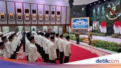 Pramono Kukuhkan 117 Petugas Haji DKI, Ingatkan Layanan dengan Hati dan Sabar