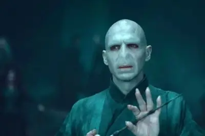 Ralph Fiennes Tegaskan Pintu Kembali Jadi Voldemort di Serial Harry Potter HBO Tertutup