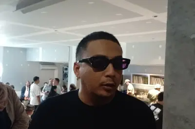 Sal Priadi Rilis MV 'Ada Titik-titik di Ujung Doa' Usai Viral