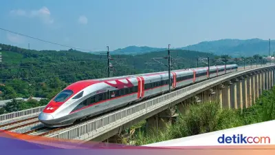 Seng Terbang Akibat Cuaca Ekstrem Bikin Kereta Cepat Whoosh Berhenti di Jalur Layang Kopo