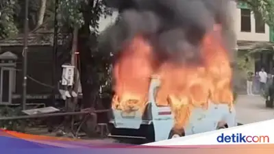Sopir Angkot di Tanah Abang Bakar Rekan karena Serobot Antrean