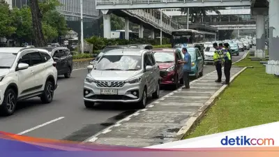 Tabrakan Beruntun Empat Mobil di Jalan Sudirman Jakarta Pusat