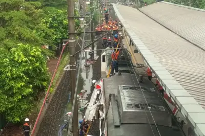 Tim SAR Lanjutkan Evakuasi Korban KRL di Stasiun Bekasi Timur