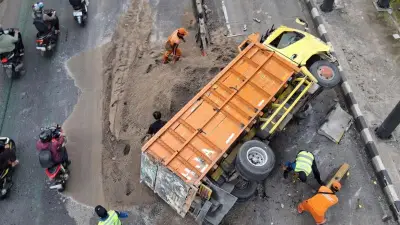 Truk Pasir Terguling di Gatot Subroto Akibat Sopir Ngantuk, Muatan Tumpah ke Jalan
