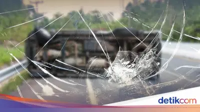 Truk Tangki Oli Terguling di Bogor, Oli Tumpah Sebabkan Macet Panjang