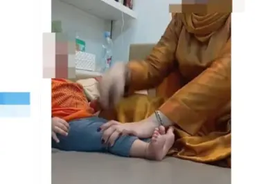 Video Viral Bocah Terapi Totok Daun Sirih Hingga Menangis