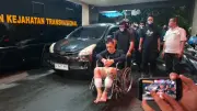 Andre 'The Doctor' Tiba di Bareskrim dengan Kursi Roda dan Tangan Diborgol
