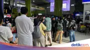 Antrean Panjang di Stasiun Gambir, Penumpang Refund Tiket Akibat Kecelakaan